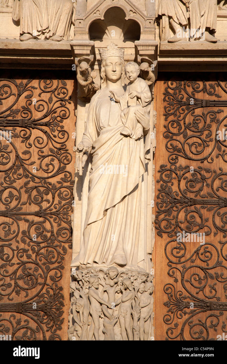 Paris - Heilige Mari aus Fassade Seite Westportal der Kathedrale Notre-Dame Stockfoto