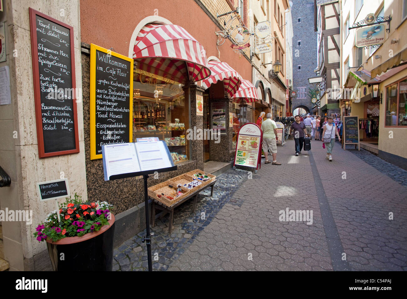 Kleine Gasse mit Geschäften in der Altstadt, Cochem, Mosel, Mosel, Rheinland-Pfalz, Deutschland, Europa Stockfoto
