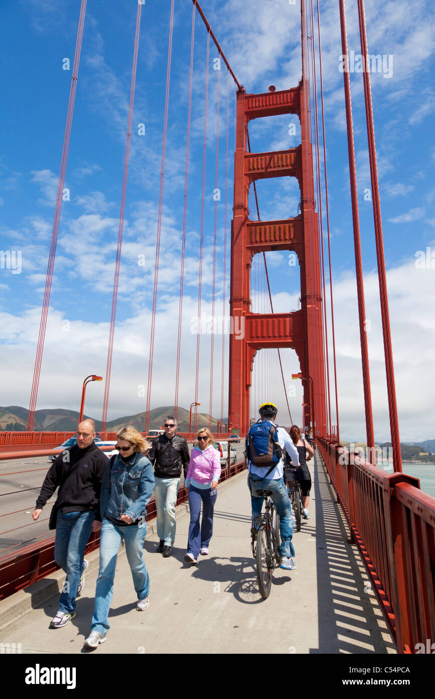 Wanderer auf die Golden Gate Bridge verbindet die Stadt mit Marin County von Fort Point City of San Francisco Kalifornien USA Stockfoto