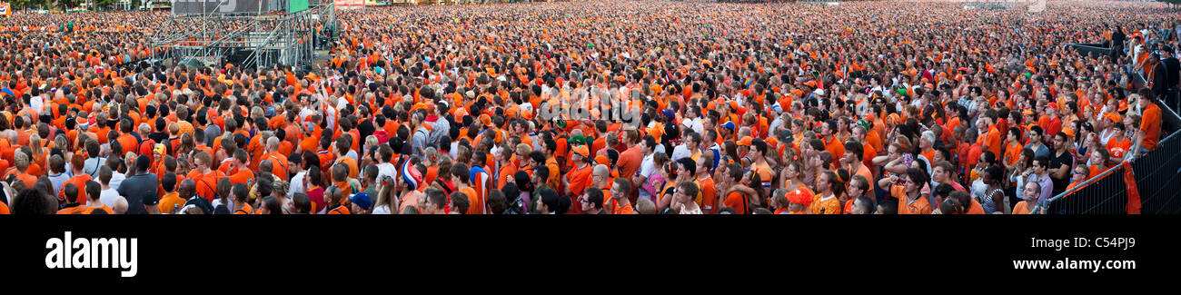 6 Juli. Finale Niederlande - Spanien. 180,000 Unterstützer versammeln, vor allem in nationalen Farbe Orange gekleidet. Stockfoto