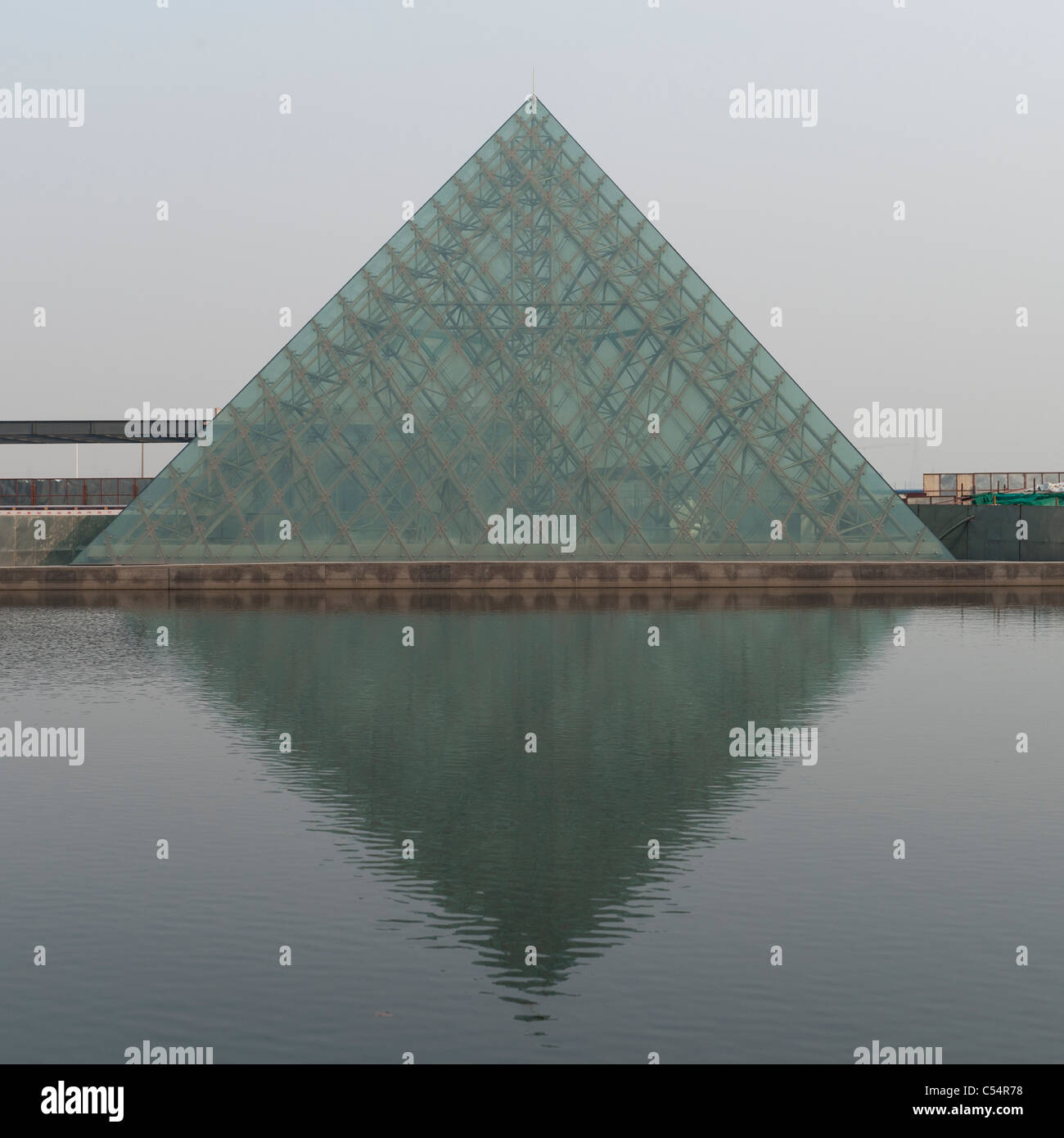 Reflexion einer Pyramide im Wasser, TEDA Promenade, Binhai, Tianjin, China Stockfoto