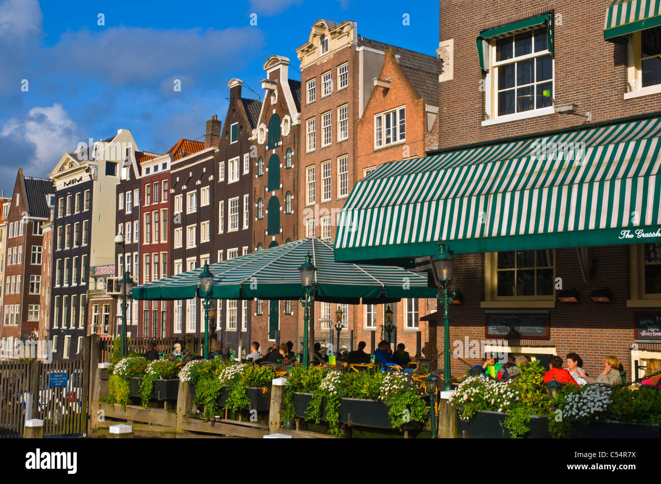 Restaurantterrasse am Damrak Kanal im Zentrum von Amsterdam Niederlande-Europa Stockfoto