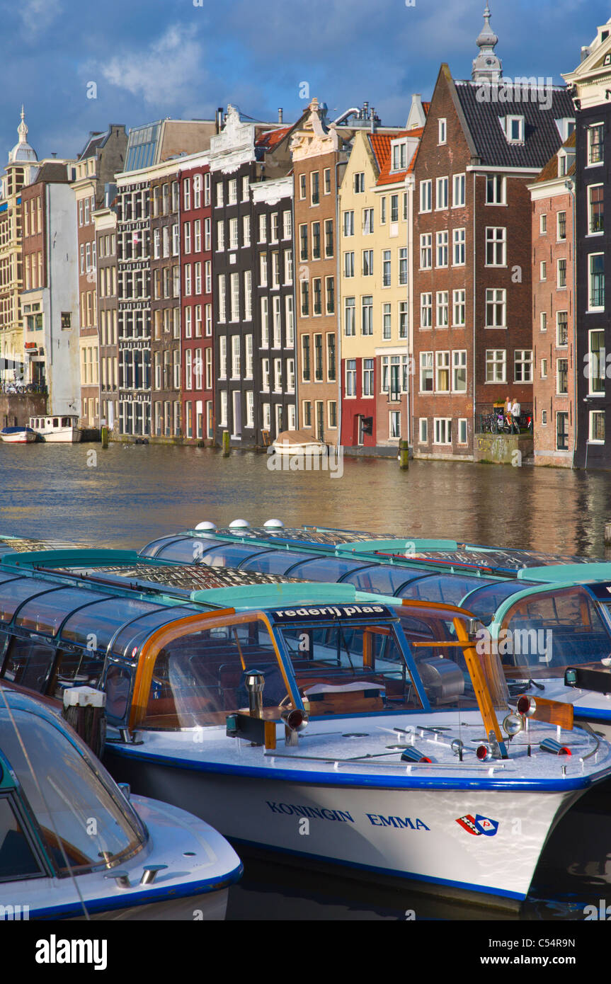 Ausflugsboote am Damrak Kanal im Zentrum von Amsterdam Niederlande-Europa Stockfoto