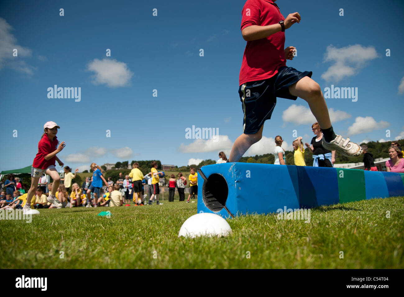 Kinder bei der jährlichen Schulsporttag an einer kleinen Grundschule, UK Stockfoto