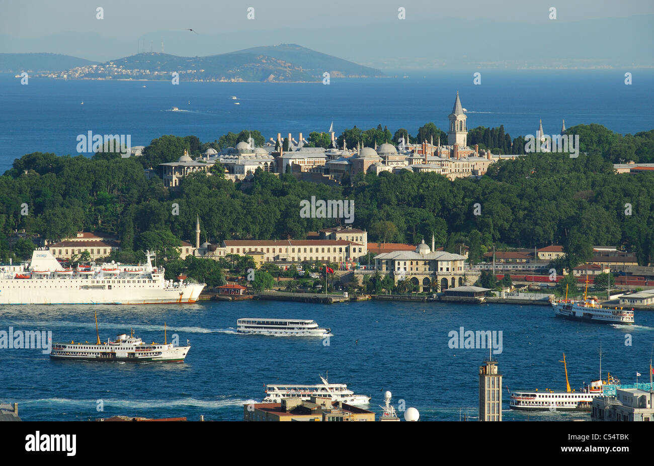 ISTANBUL, TÜRKEI. Ein Blick auf das Goldene Horn, Topkapi-Palast und das Marmarameer. 2011. Stockfoto