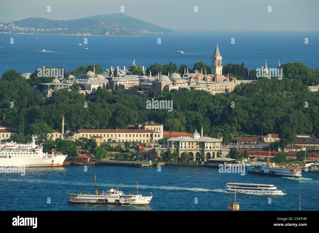 ISTANBUL, TÜRKEI. Ein Blick auf das Goldene Horn, Topkapi Palace Museum und das Marmarameer. 2011. Stockfoto