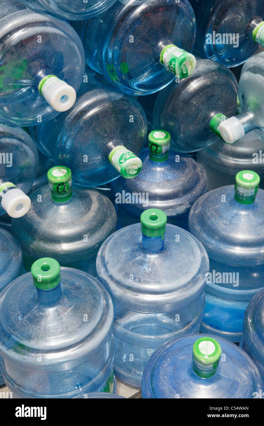 Große Blaue Wasserflaschen in Hongkong gestapelt Stockfoto