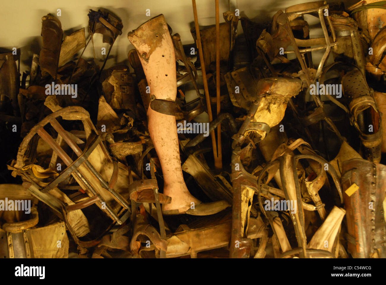 Anzeige des Gefangenen künstliche Gliedmaßen, Auschwitz I, Auschwitz, Polen. Stockfoto