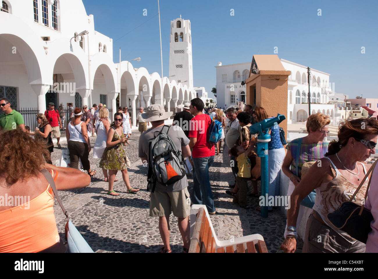 Touristen in der griechischen Stadt Fira auf der Insel Santorini Stockfoto