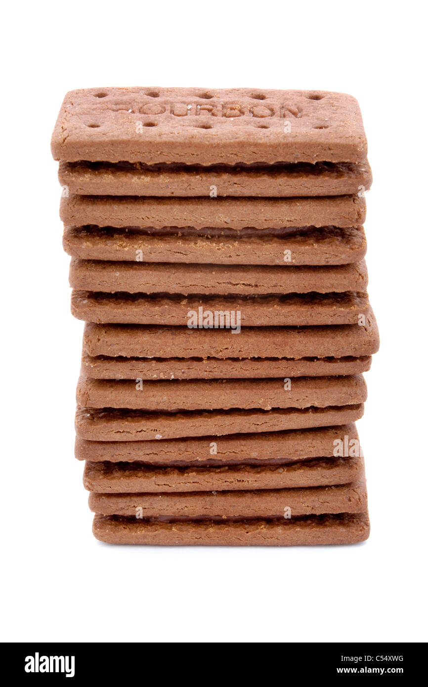 Turm der Schokoladencreme gefüllte Kekse isoliert auf weiss Stockfoto