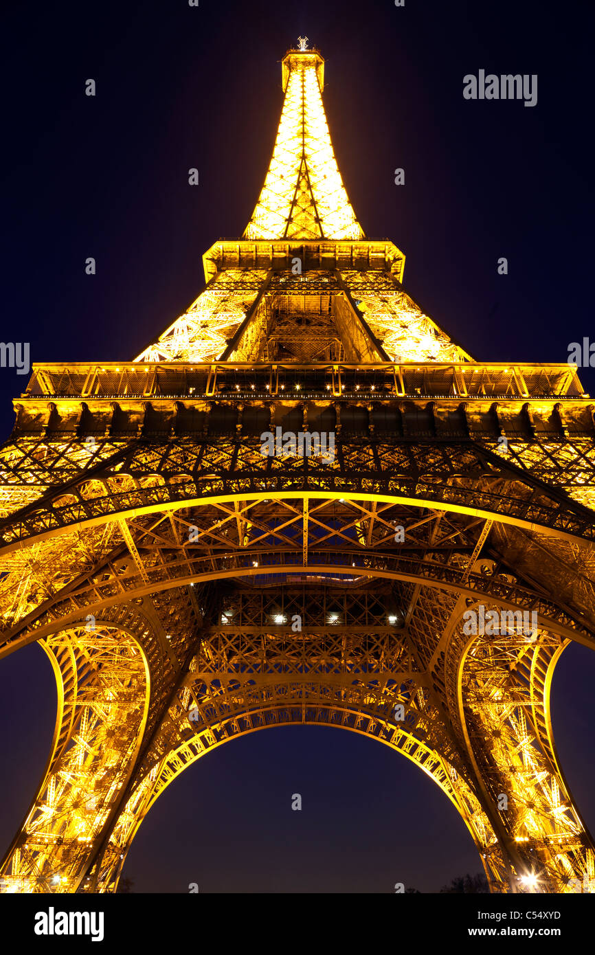 Hell erleuchtet in der Abenddämmerung in Paris Eiffelturm. Stockfoto