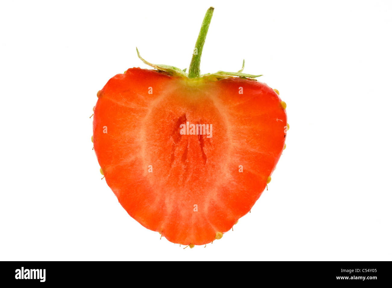 Querschnitt einer Erdbeere, isoliert auf weiss Stockfoto