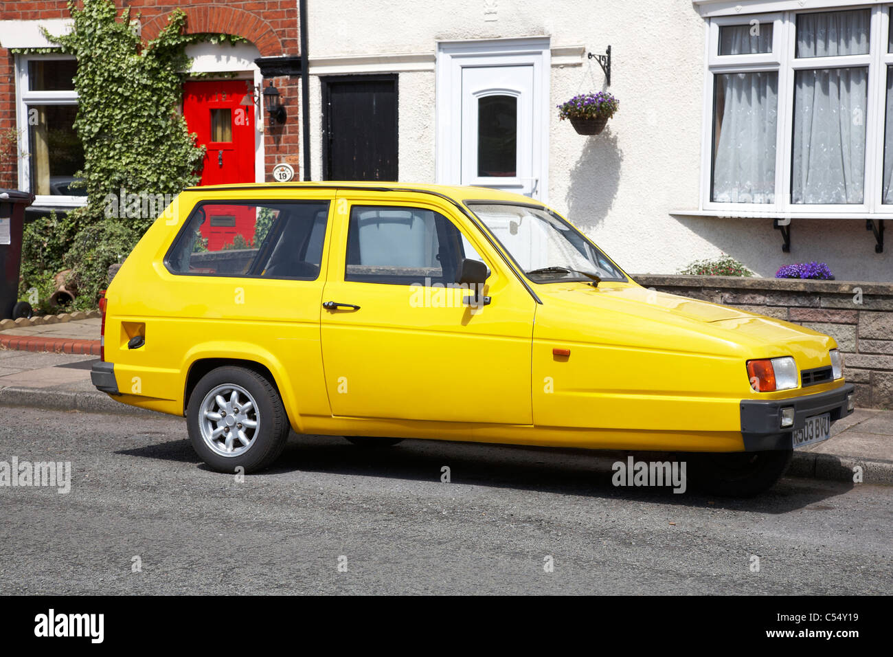 Gelbe Reliant Robin van Stockfotografie Alamy