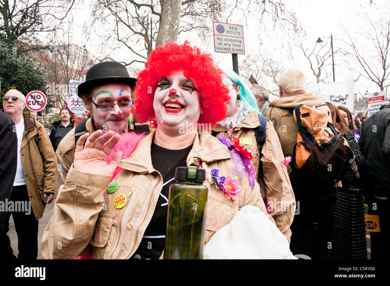 Frau kleidet sich wie ein Clown, die Teilnahme an einer Demonstration gegen Kürzungen Stockfoto