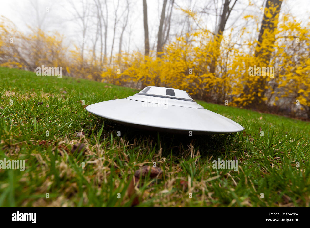 UFO auf dem Boden. Stockfoto