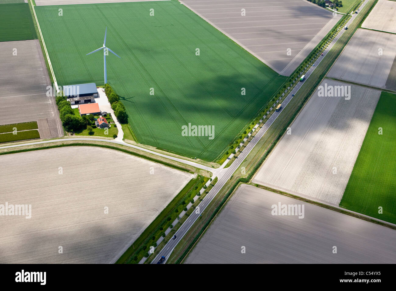 Niederlande, Ens, Bauernhof und Ackerland in Polderlandschaft. Luftbild Stockfoto