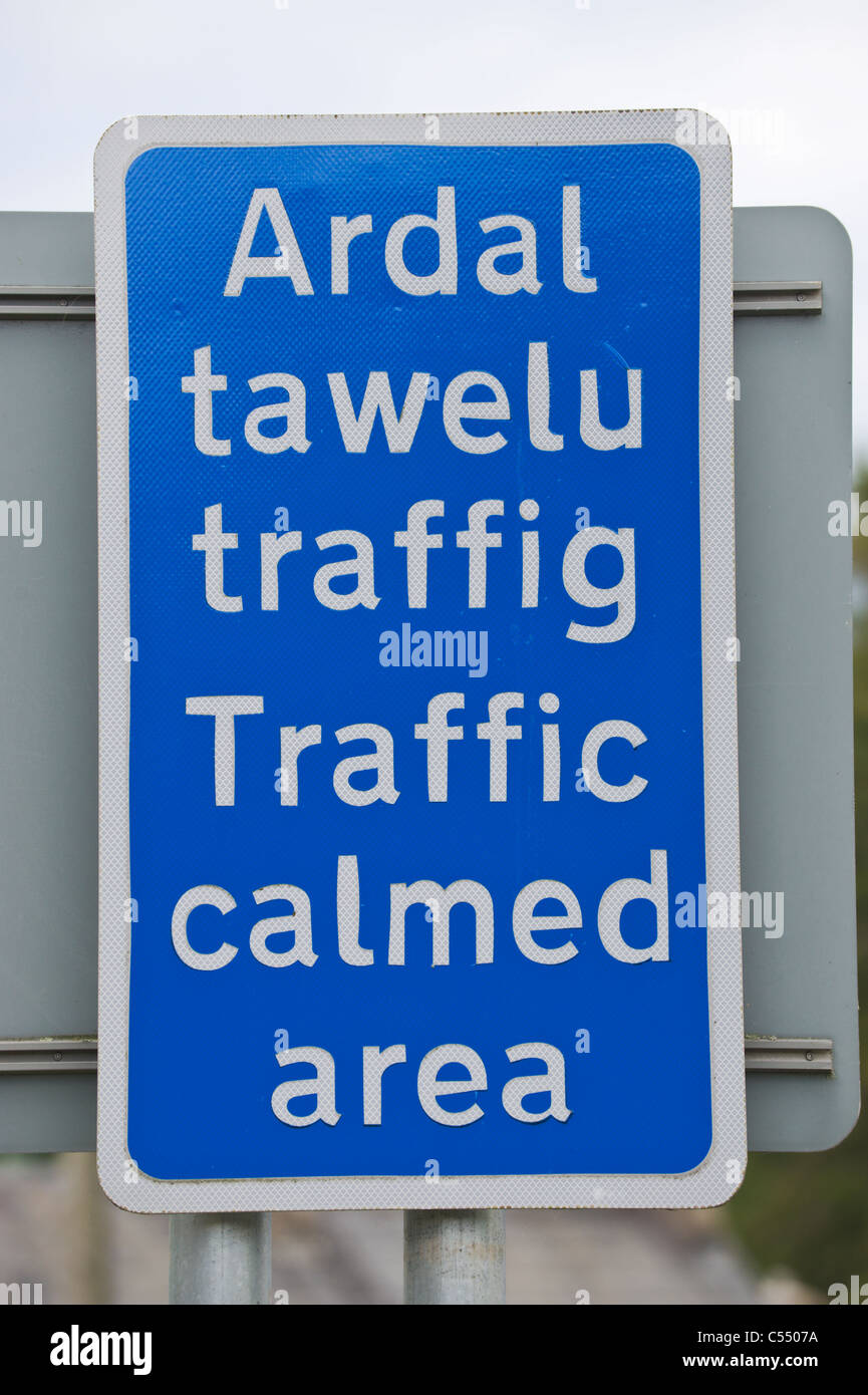 Zweisprachig Englisch Walisisch blau beruhigend Verkehrszeichen im ländlichen Dorf von Llangattock Powys South Wales UK Stockfoto