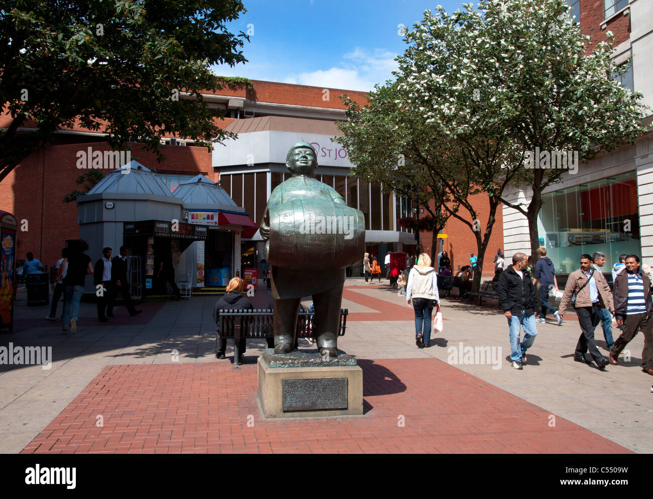 Skulptur des deutschen Bierverkäufer in Dortmund Square Leeds präsentierte die Stadt Leeds von den Menschen in Dortmund Deutschland - 1980 Stockfoto