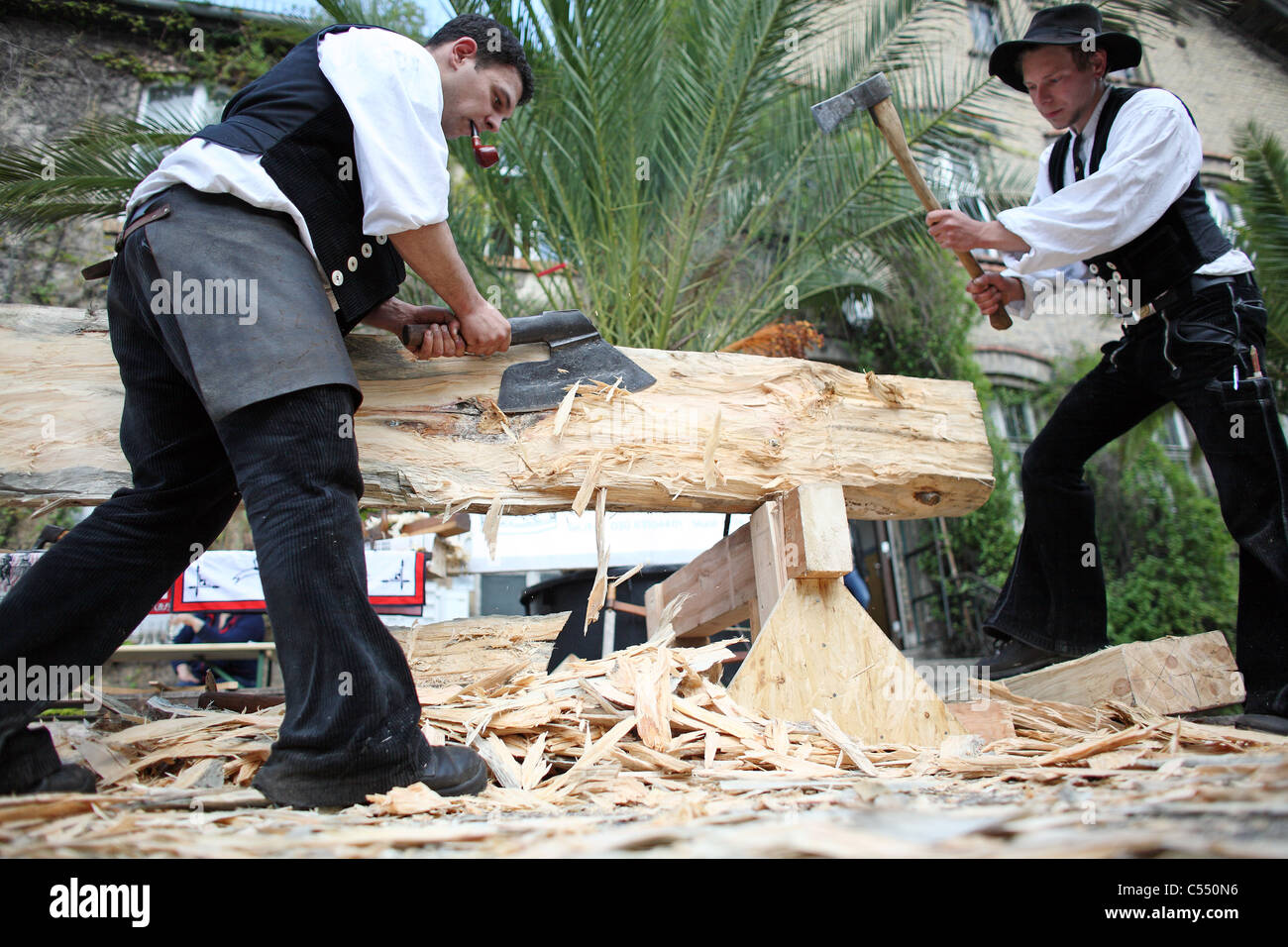 Tischler in traditioneller Kleidung bei der Arbeit, Berlin, Deutschland  Stockfotografie - Alamy