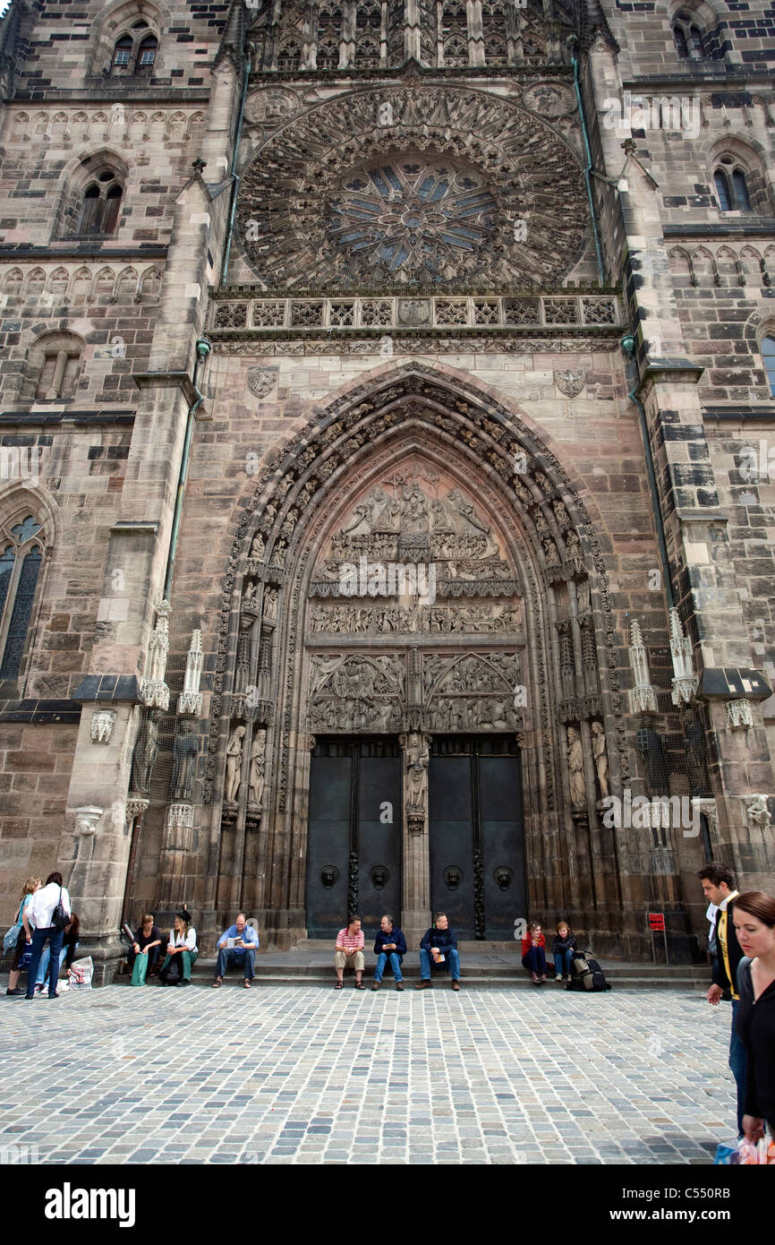 Menschen bin Portal der Lorenzkirche in der Altstadt-Menschen in der Kirche St. Lorenz-Altstadt Stockfoto