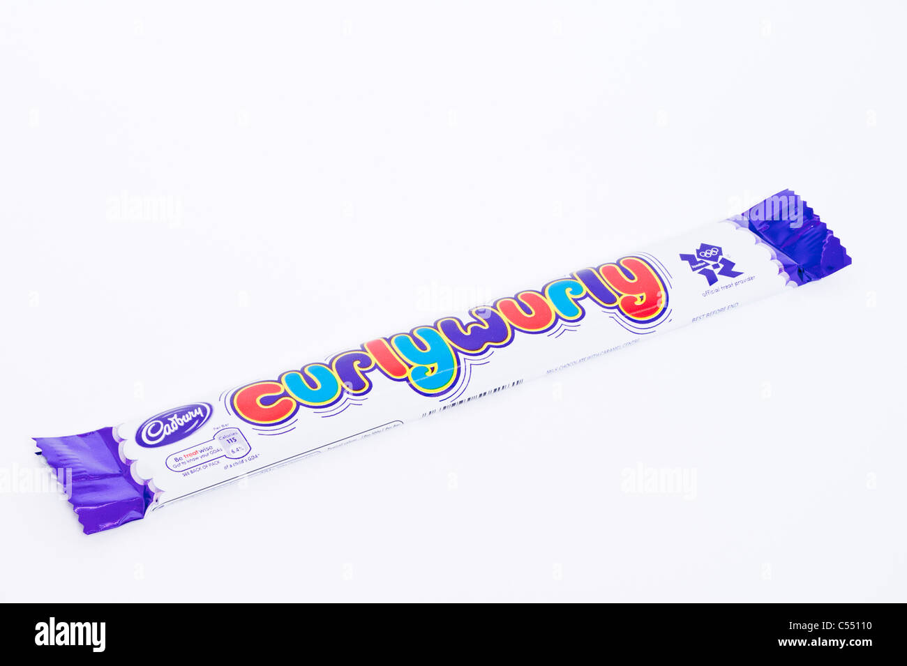 Cadbury Schokolade Curlywurly (curly Wurly) Karamell Bar auf weißem Hintergrund Stockfoto