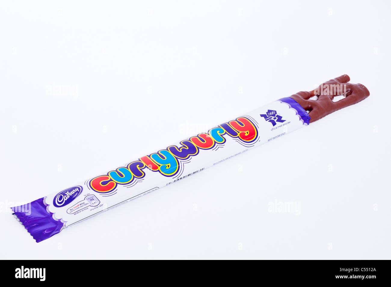 Cadbury Schokolade Curlywurly (curly Wurly) Karamell Bar auf weißem Hintergrund Stockfoto