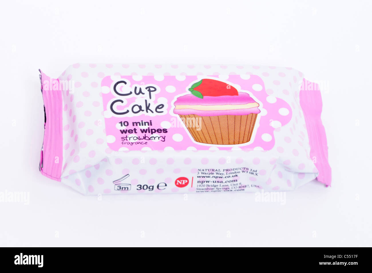 Eine Packung Tasse Kuchen Erdbeere duftende Feuchttücher auf weißem Hintergrund Stockfoto