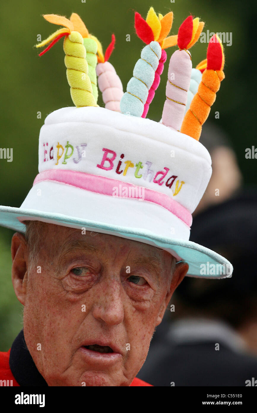 Mann trägt einen Hut ähnelt einer Geburtstagstorte, Ascot, Großbritannien Stockfoto