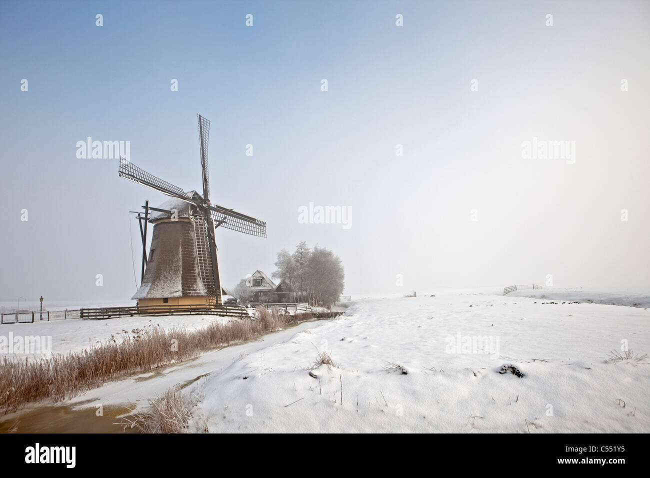 Die Niederlande, Workum, Windmühle in Schneelandschaft. Stockfoto
