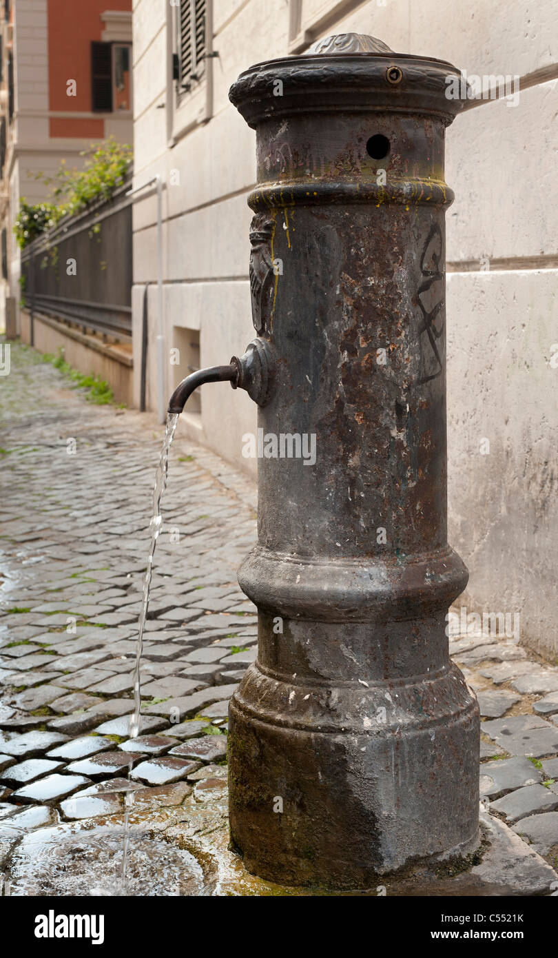 Einem öffentlichen Wasserhahn in Rom Stockfoto