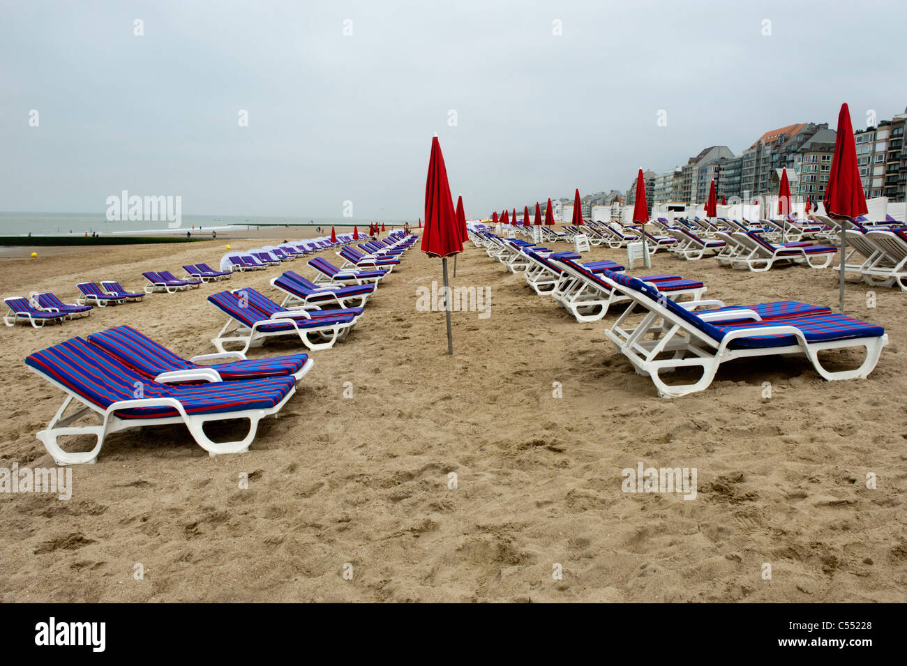 Liegestühle am Strand von der belgischen Badeort Knokke-Heist Stockfoto
