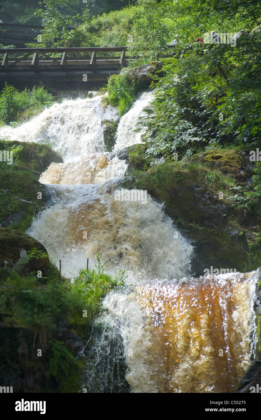 Besucher des höchsten Wasserfalls Deutschlands in Triberg, Schwarzwald, Baden-Wurttemberg Stockfoto