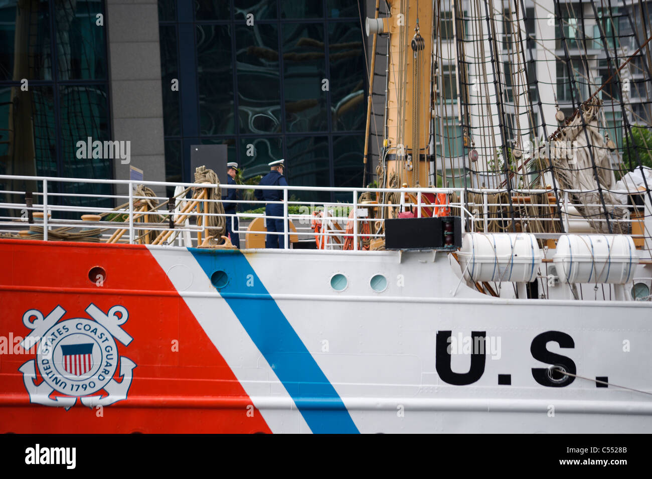 London, UK, USCG Viermastbark Adler, festgemacht an South Quay in der West India Millwall Dock, UK für seinen 75. Geburtstag zu besuchen. Stockfoto