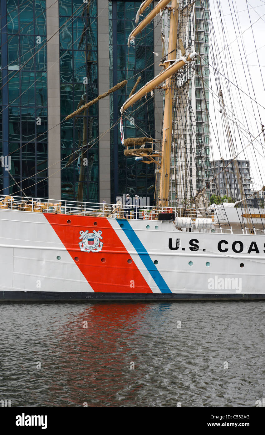 London, UK, USCG Viermastbark Adler, festgemacht an South Quay in der West India Millwall Dock, UK für seinen 75. Geburtstag zu besuchen. Stockfoto
