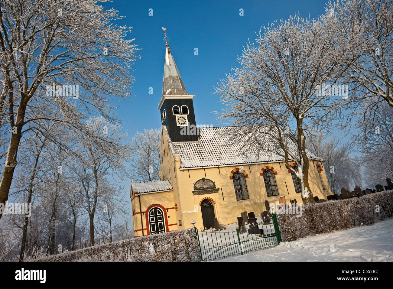 Die Niederlande Ferwoude, Kirche bei Frost und Schnee. Stockfoto