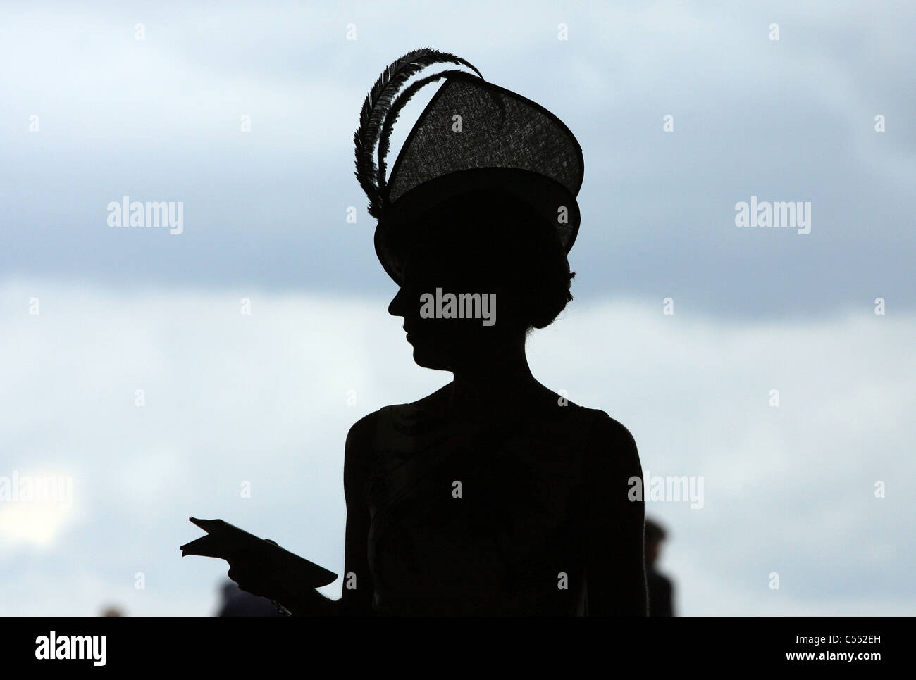 Silhouette einer Frau mit Hut, Ascot, Großbritannien Stockfoto