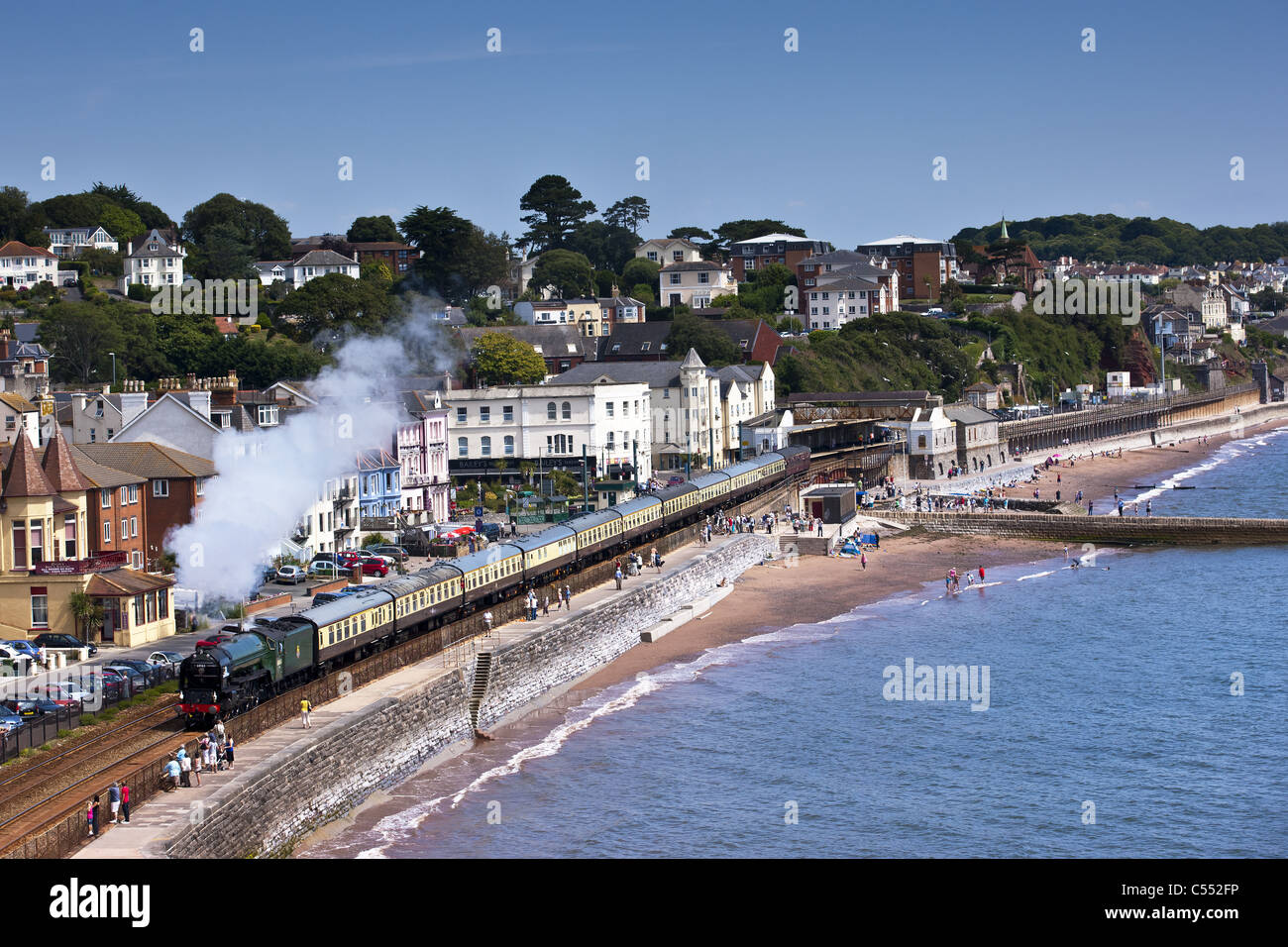 Torbay Express, den Deich über Dawlish mitkommen. Stockfoto