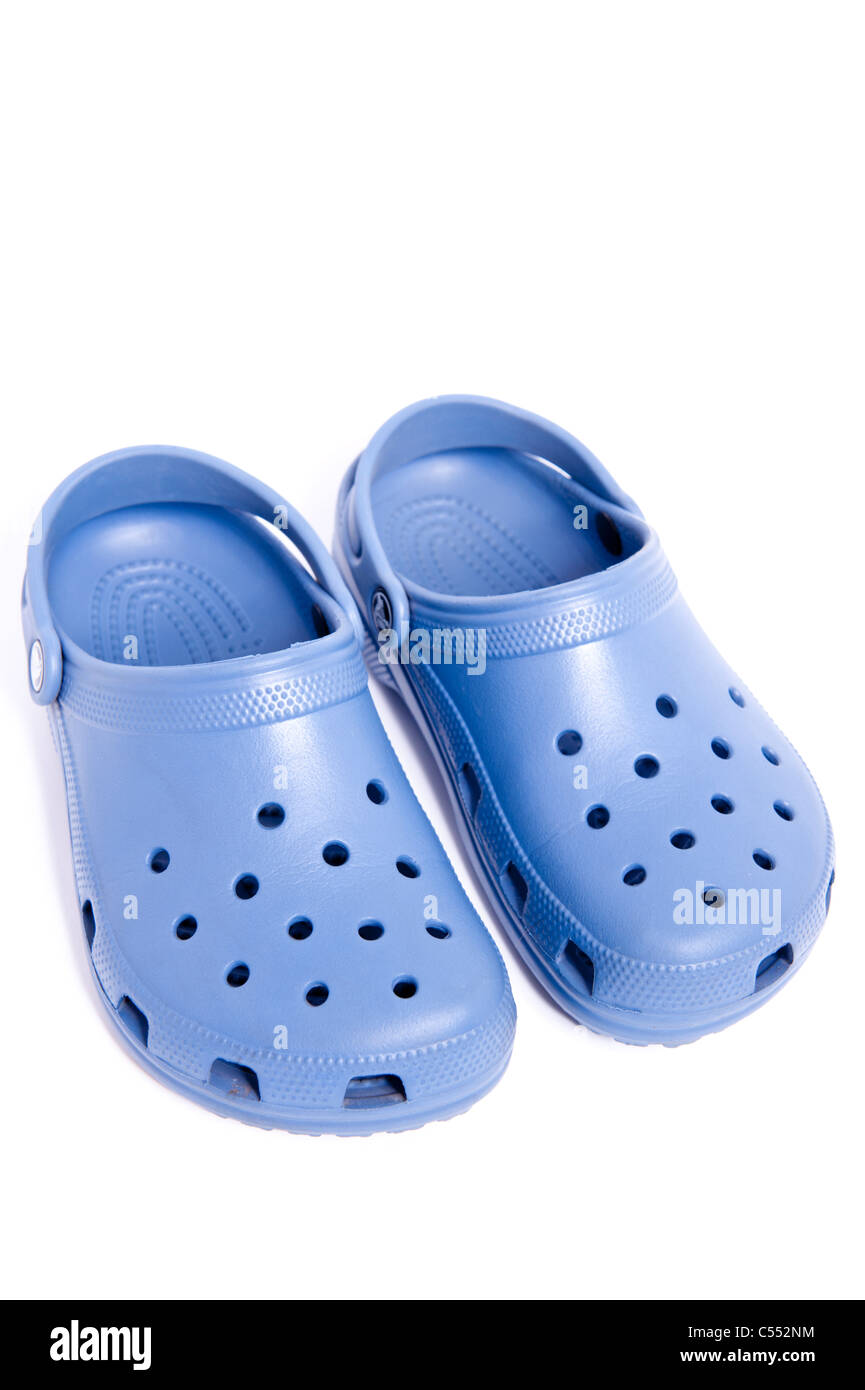 Ein paar Crocs Schuhe auf weißem Hintergrund Stockfoto