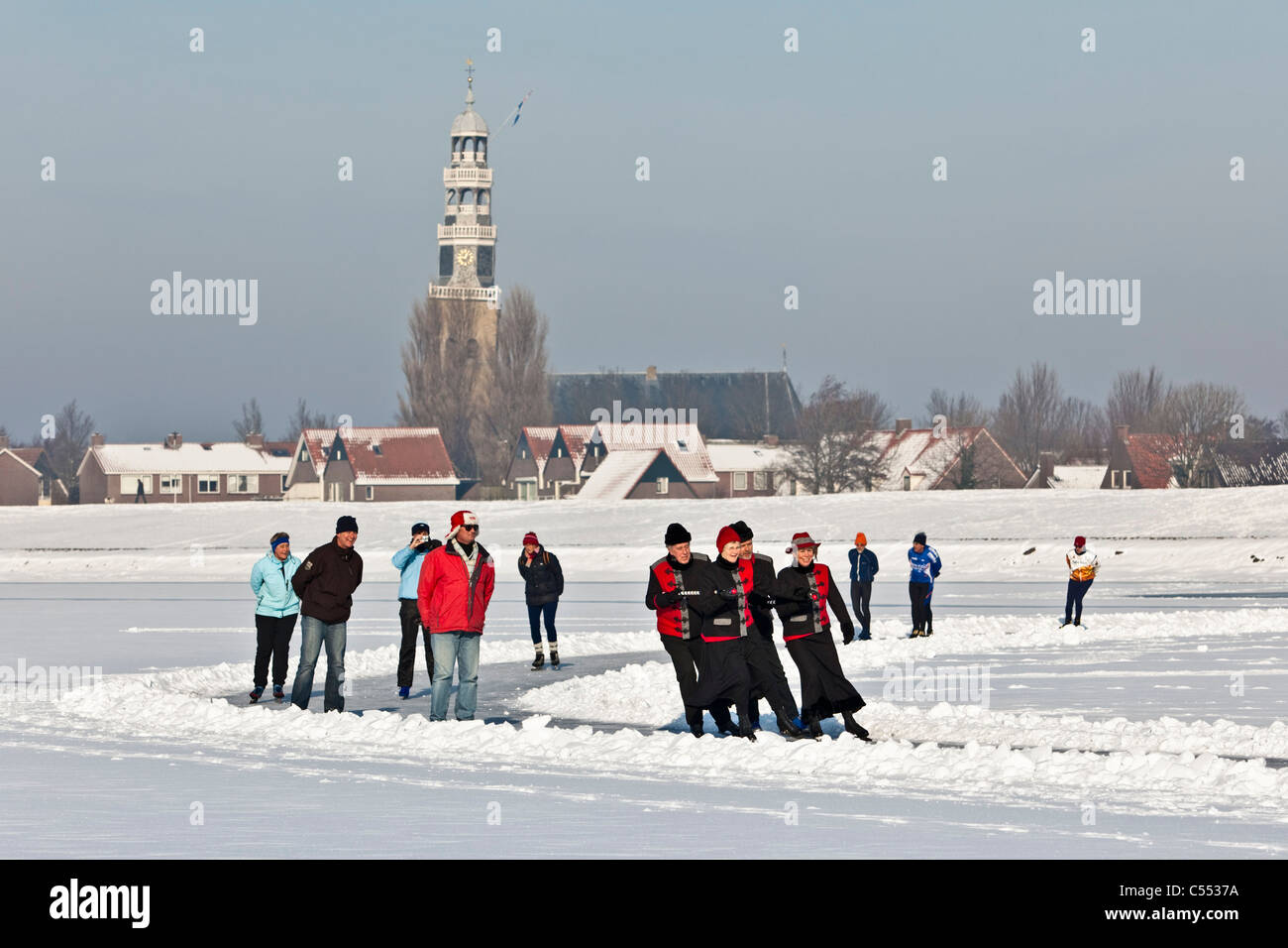 Niederlande, Hindeloopen, niederländische Hauptstadt des Eislaufs Kultur. Eislaufen und Eiskunstlaufen gleiten) auf See namens Ijsselmeer Stockfoto