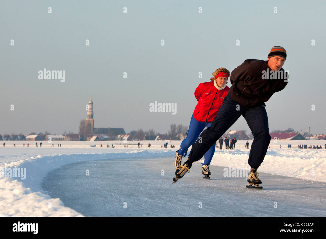 Niederlande, Hindeloopen, niederländische Hauptstadt des Eislaufs Kultur. Eislaufen Sie am See IJsselmeer genannt. Stockfoto