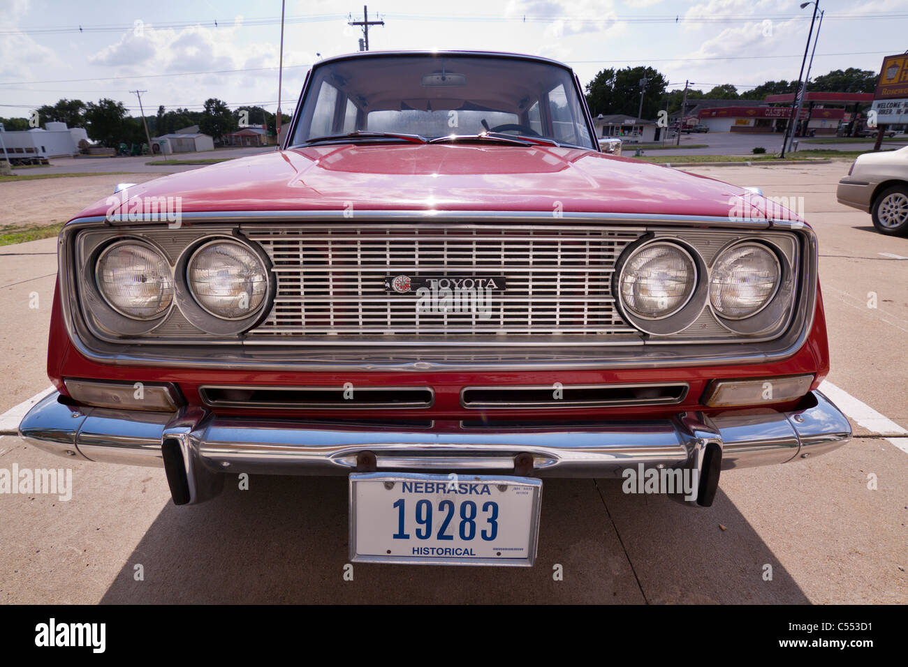 1970 Toyota Corona 1900 automatische Oldtimer parkten auf einem Parkplatz in Nebraska. Stockfoto