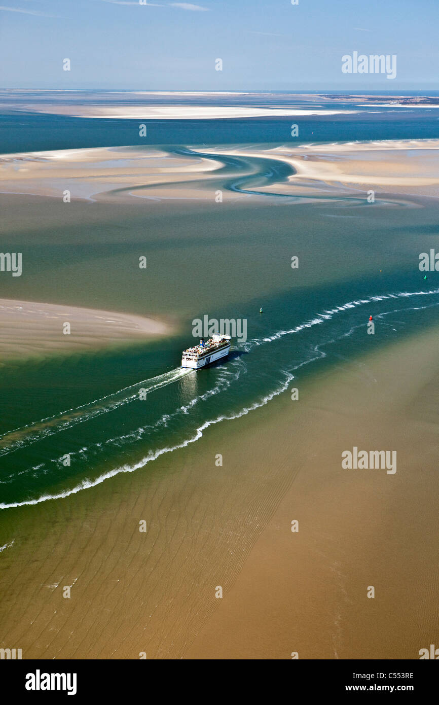 Niederlande, Insel Terschelling, Gruppe von Inseln genannt Wattenmeer. UNESCO-Weltkulturerbe. Bei Ebbe. Fähre. Luft. Stockfoto