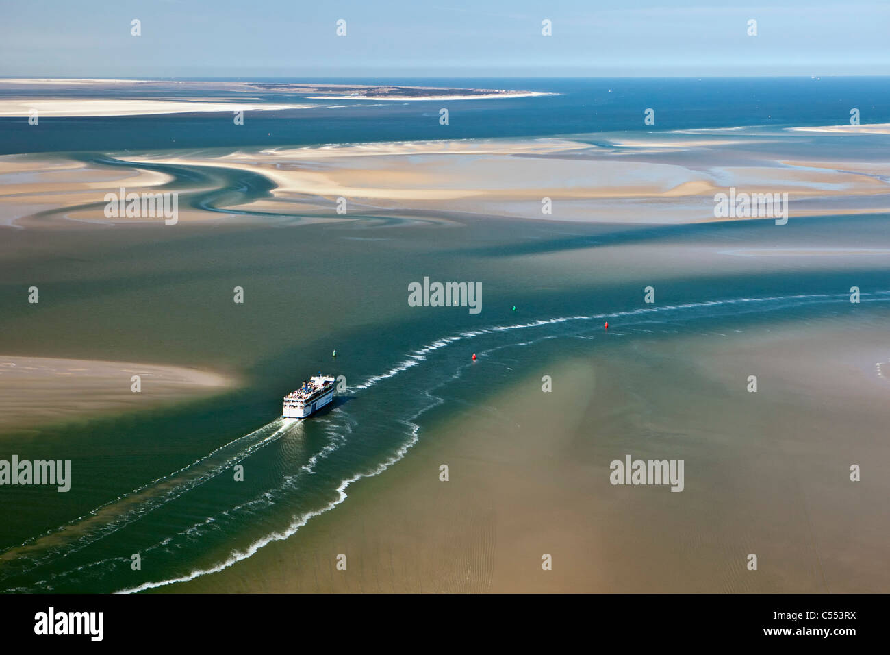 Niederlande, Insel Terschelling, Gruppe von Inseln genannt Wattenmeer. UNESCO-Weltkulturerbe. Bei Ebbe. Fähre. Luft. Stockfoto