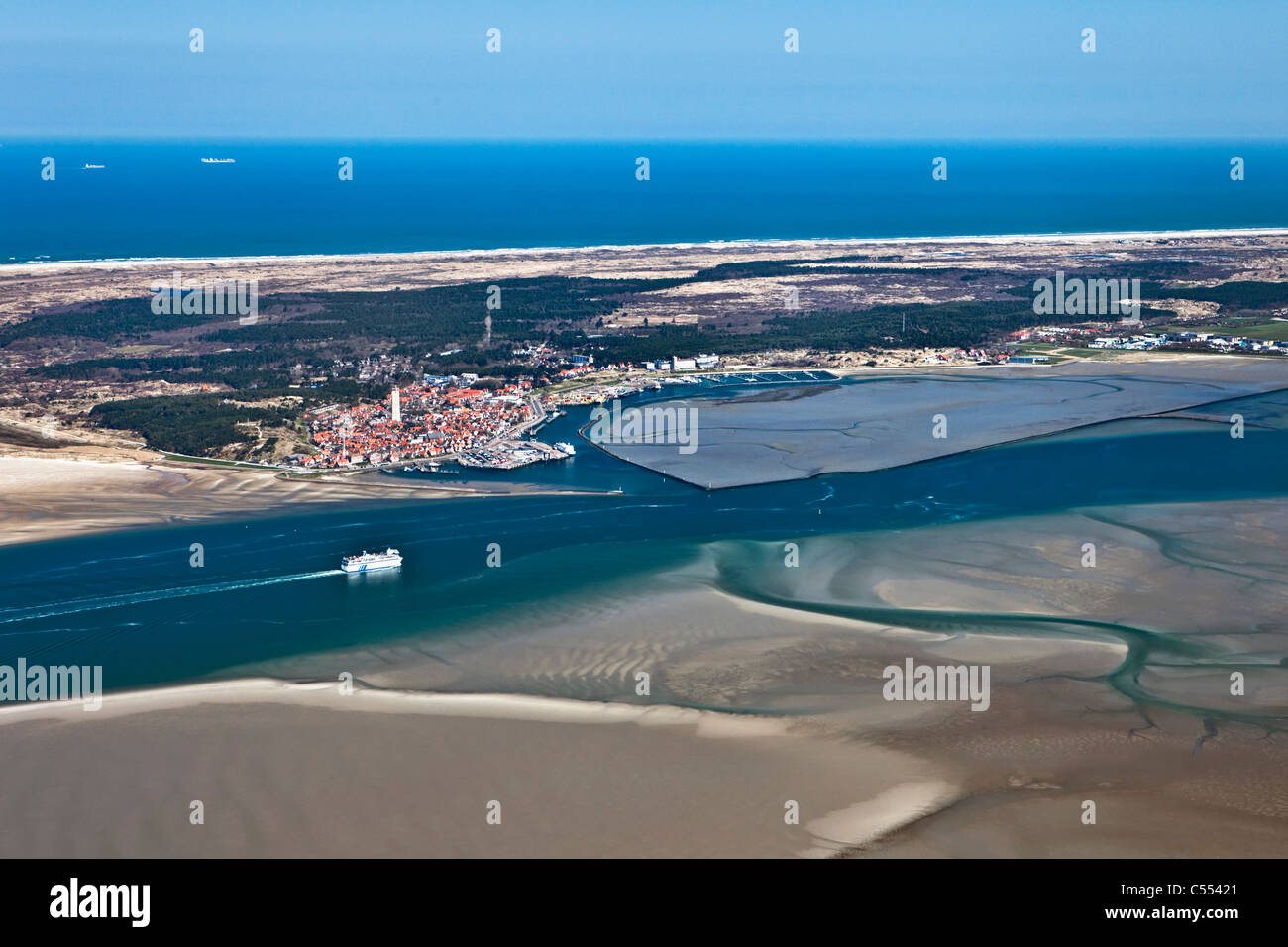 Holland, Insel Terschelling, Wattenmeer. UNESCO-Weltkulturerbe. Bei Ebbe. Fähre. Dorf Terschelling West. Luft. Stockfoto
