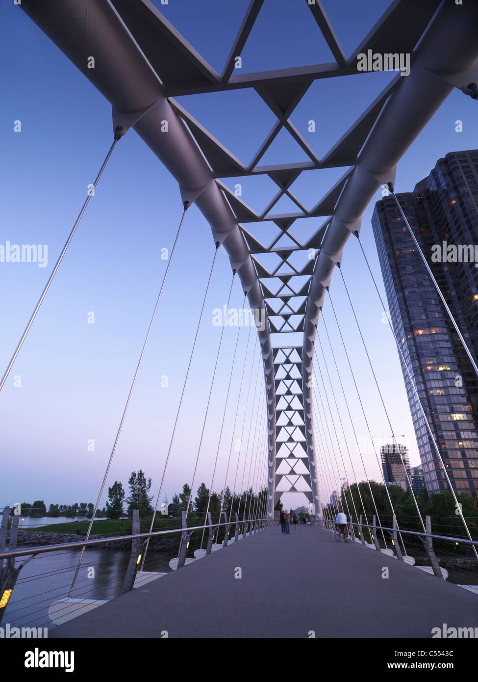 Lizenz erhältlich bei MaximImages.com The Humber River Arch Bridge in Toronto bei Sonnenuntergang, auch bekannt als Humber Bay Gateway Bridge. Kanada Stockfoto