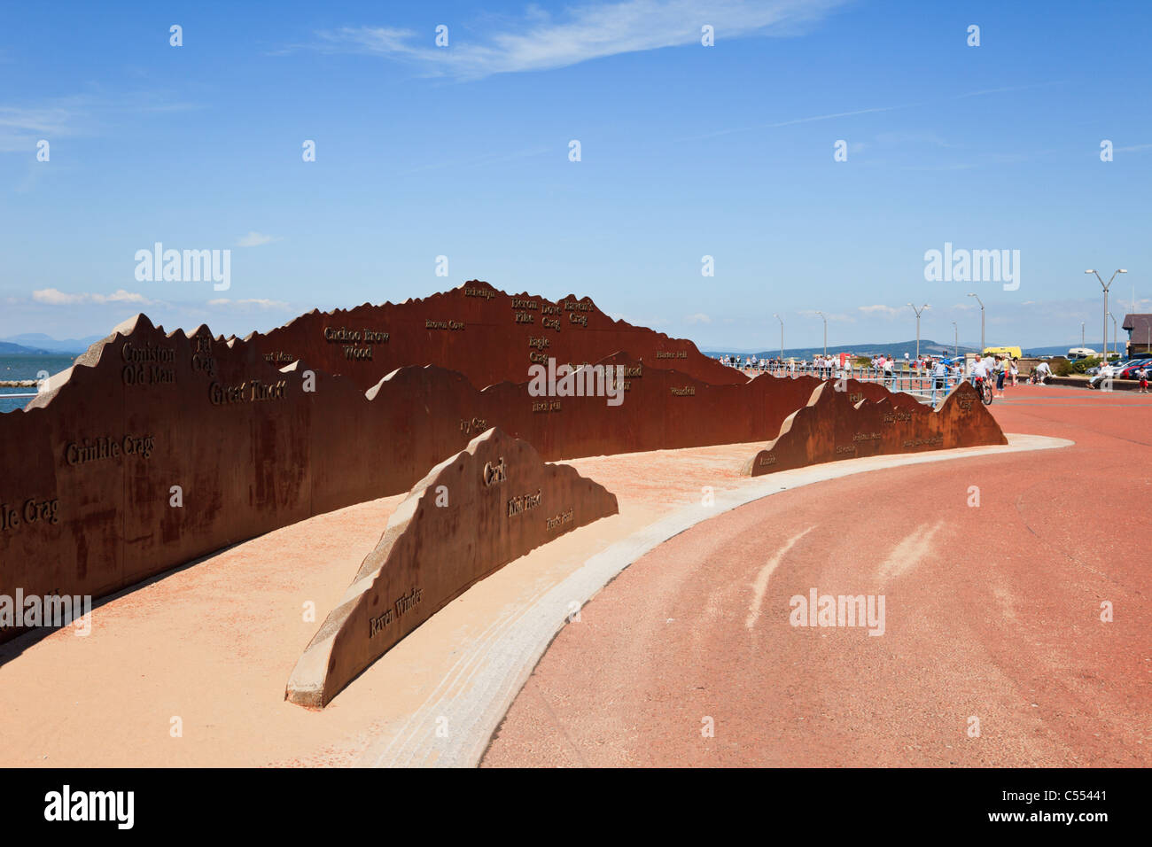 Morecambe, Lancashire, England, UK. Panorama Stahl Skulptur Seenplatte Berge Gliederung direkt an Strandpromenade Stockfoto