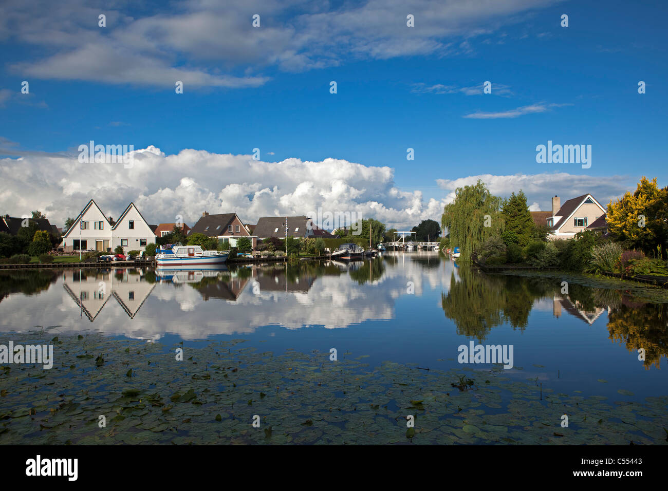 Die Niederlande, Heeg, Wohngebiet am Ufer. Stockfoto