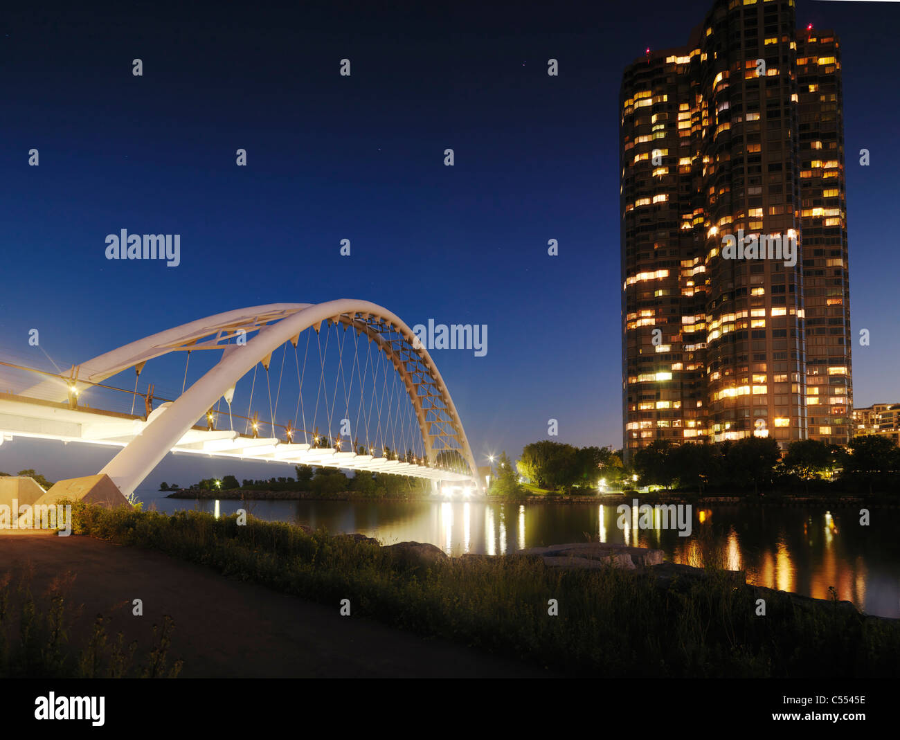 Lizenz erhältlich unter MaximImages.com The Humber River Arch Bridge in Toronto at Night, auch bekannt als Humber Bay Arch Bridge oder Gateway Bridge Stockfoto