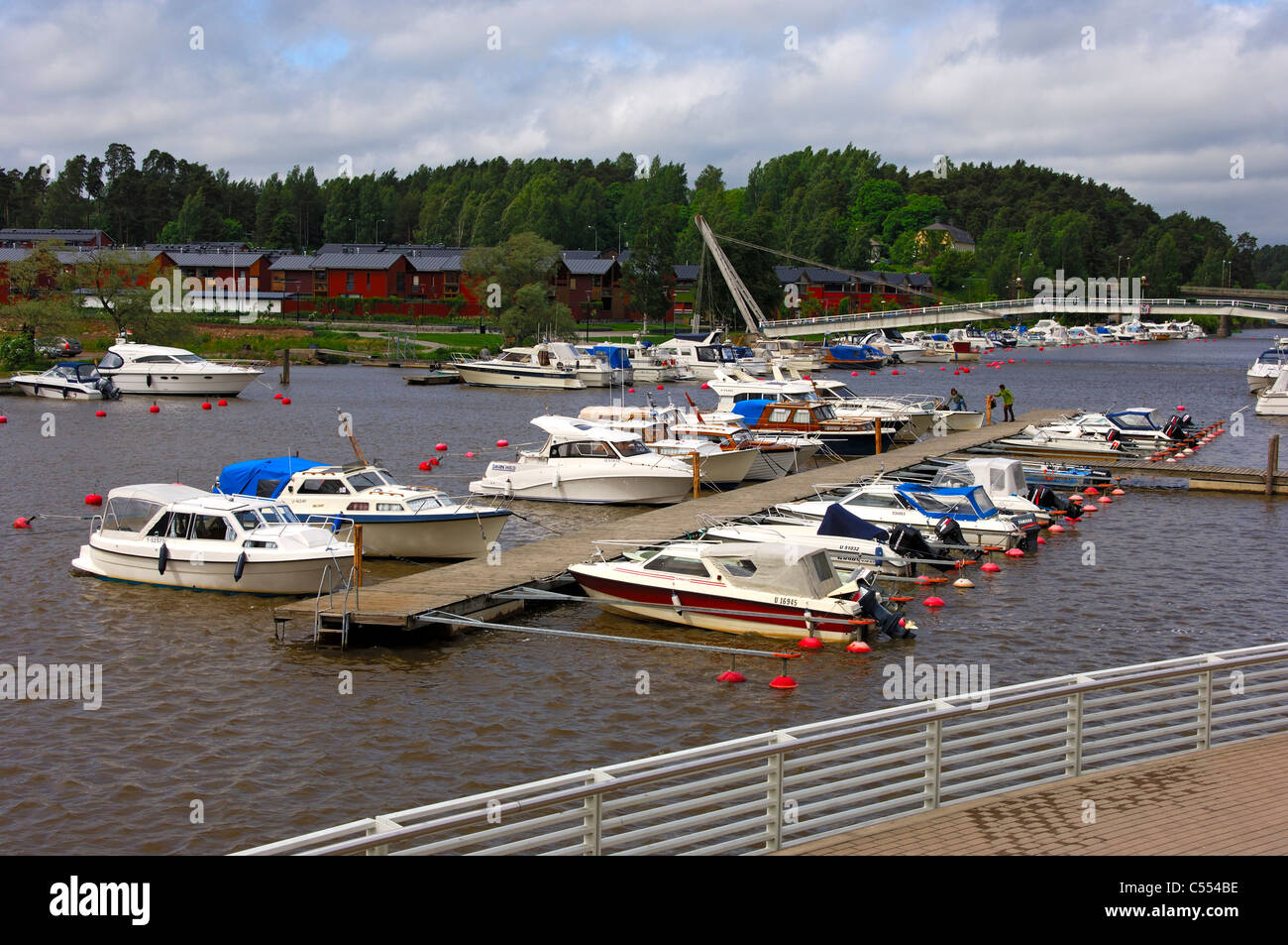 Motorboote vertäut am Steg in der Marina von Porvoo, Finnland Stockfoto