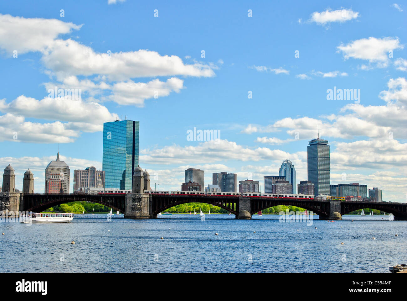 Skyline von Boston mit einem Longfellow Bridge in der Front. Stockfoto
